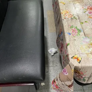 Las mesas y el piso está sucio