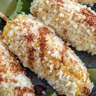 corn on the cob on a blue plate