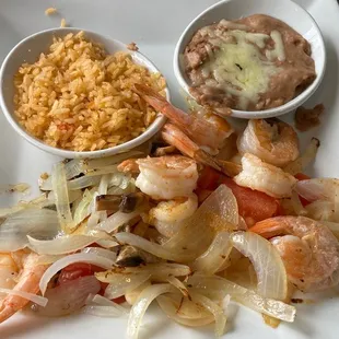 Cancun Plate. Shrimp &amp; Scallops grilled (?) with onions, mushrooms &amp; tomatoes. Surprisingly bland.
