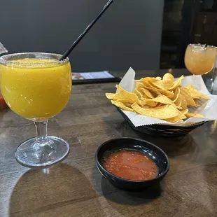 Frozen Mango Margarita, chips and salsa