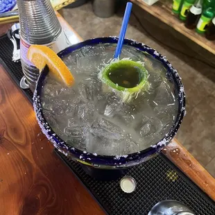 a margarita with a slice of orange