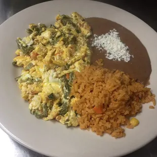 Desallunos huevo con nopal