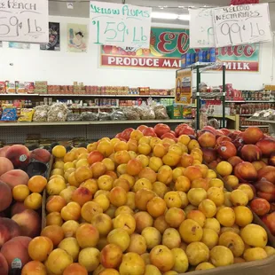 a display of peaches in a grocery store