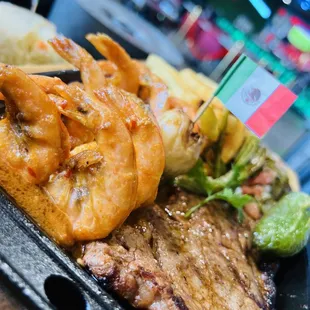 Excelente lugar para disfrutar en familia, buen ambiente y excelente servicio de los meseros..