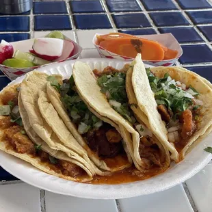 Chicharrones en salsa roja