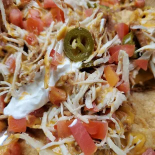 Shredded chicken nachos con todo.