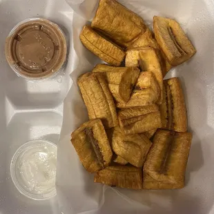 What a disgrace of a plate of "Plátano frito con frijol y crema" for an astonishing $12!!! Embarrassing.