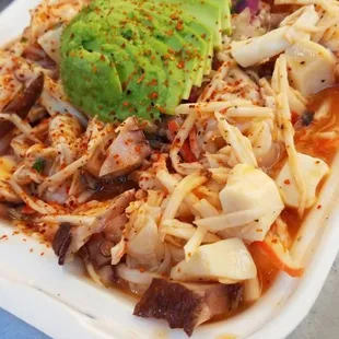 Botana mixta en salsa roja