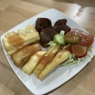 Yuca Fríta con Chicarrón