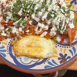 Chilaquiles con birria y huevo