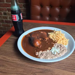 Sabroso mole con pollo.