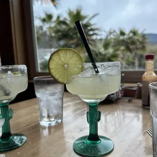 a margarita with a slice of lime