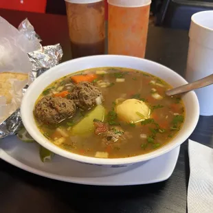 Albóndigas con tortillas de maíz hecho a mano (riquísimo)