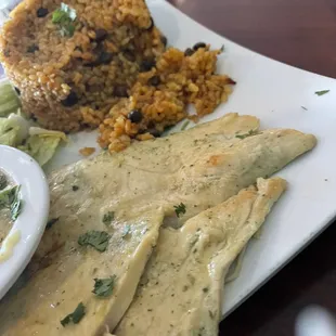 Chicken filet with garlic sauce, rice with green pigeon peas