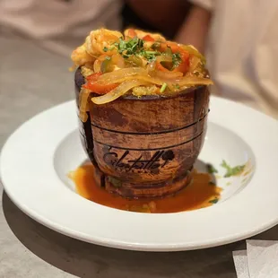 Mofongo con camarones en salsa criolla.