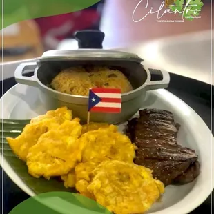 Churrasco, arroz con gandules y tostones de platano verde