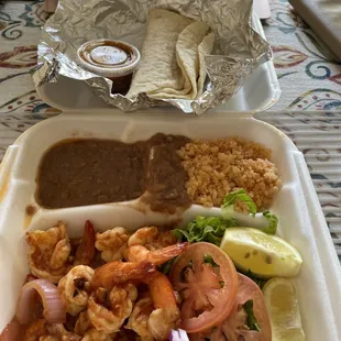 Garlic shrimp plate with corn tortillas.