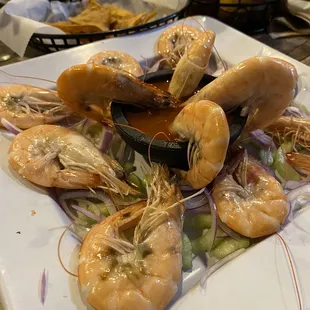 a plate of shrimp and musselling