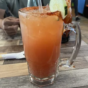 Agua mineral con Clamato