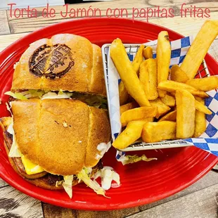 Torta de Jamón con papitas fritas. Ham sandwich with french fries.