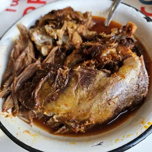 Birria de Chivo tatemada Sirven con tortillas hechas a Mano y un consome .
