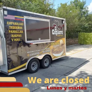 Los días que no laboramos son Lunes y Martes.