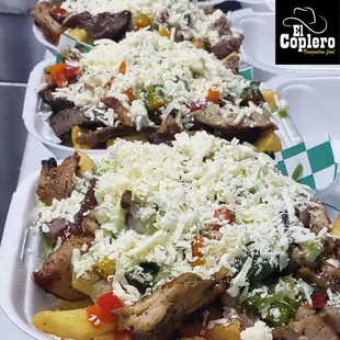 "Ternerita" papas fritas. Carne, pollo, ketchup,  salsa verde, pico de gallo y queso blanco rallado.