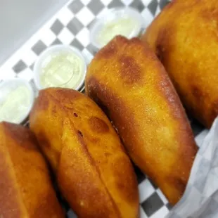 Empanadas Venezolana, de varios sabores: pollo, queso, molida, mechada, pabellón,  marisco y Camarón.