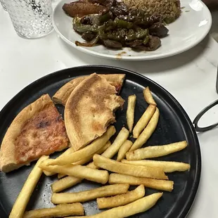 Pepper steak with arroz chino   Kids menu : pizza and fries