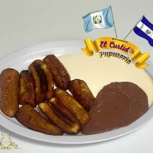 Plátanos fritos con frijol y crema