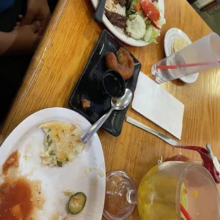 Ensalada Cuscatlan, pupusa, carne asada