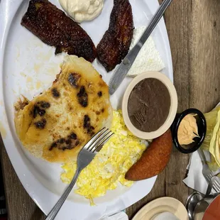 Pup Desayuno Tipico Desayuno El Cuscatleco Chicharron Pupusas Platano Frito Con Creama Tamal De Elote Empanada De Pollo