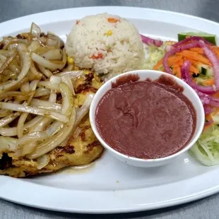 Pollo encebollado