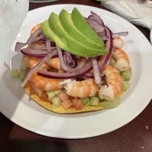 Tostada de camarón cocido