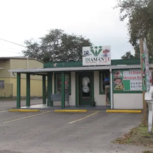 the entrance to el diamante