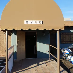 Fun neighborhood bar and grill.