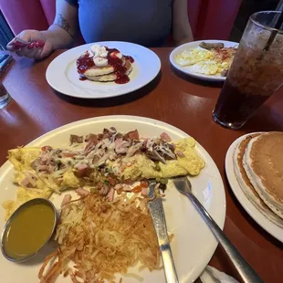 a plate of breakfast food