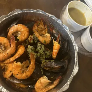 Put cucaracha shrimp in with spicy mussel to bring home..