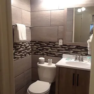 Cubical room 12 bathroom