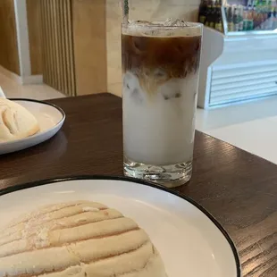 Una concha y un latte de vainilla con leche de almendra