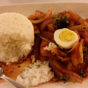 Breaded chicken, red onions, eggs, sweet potatoes and an olive.  Very good.  Their hot sauce was good too.