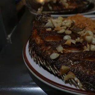 Mojarra al mojo de ajo plate