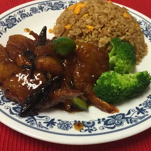 General Tso&apos;s Shrimp with House Fried Rice Arroz Especial de la Casa con Camarones de General Tso