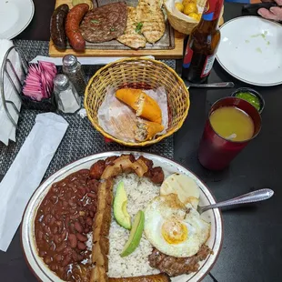 Bandeja paisa, empanadas, jugo de lulo, y pony malta