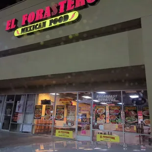 For a place that's supposedly open until 10 pm, this photo was taken at 9:22 pm. They look closed, like they gave up at 9 pm.