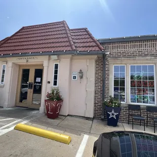 the outside of the restaurant