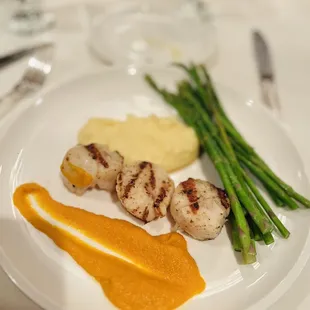 Sea diver scallops with mashed potatoes, asparagus