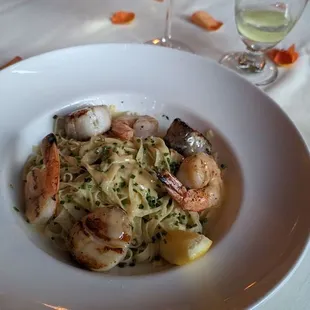 Diver Sea Scallops &amp; Grilled Prawn Linguine