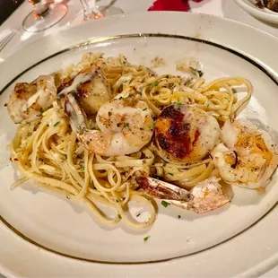 Diver Sea Scallops &amp; Grilled Prawn Linguine