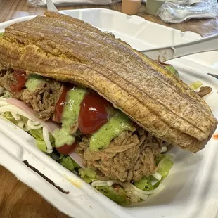 Patacón de carne mechada